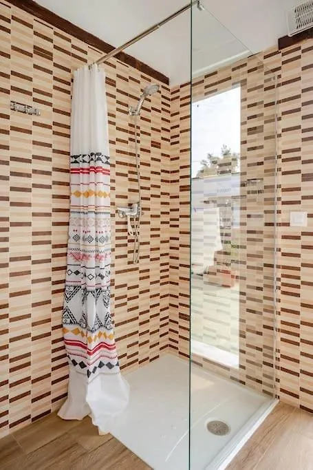 Guest House With Shared Pool. Coria del Río Apartment