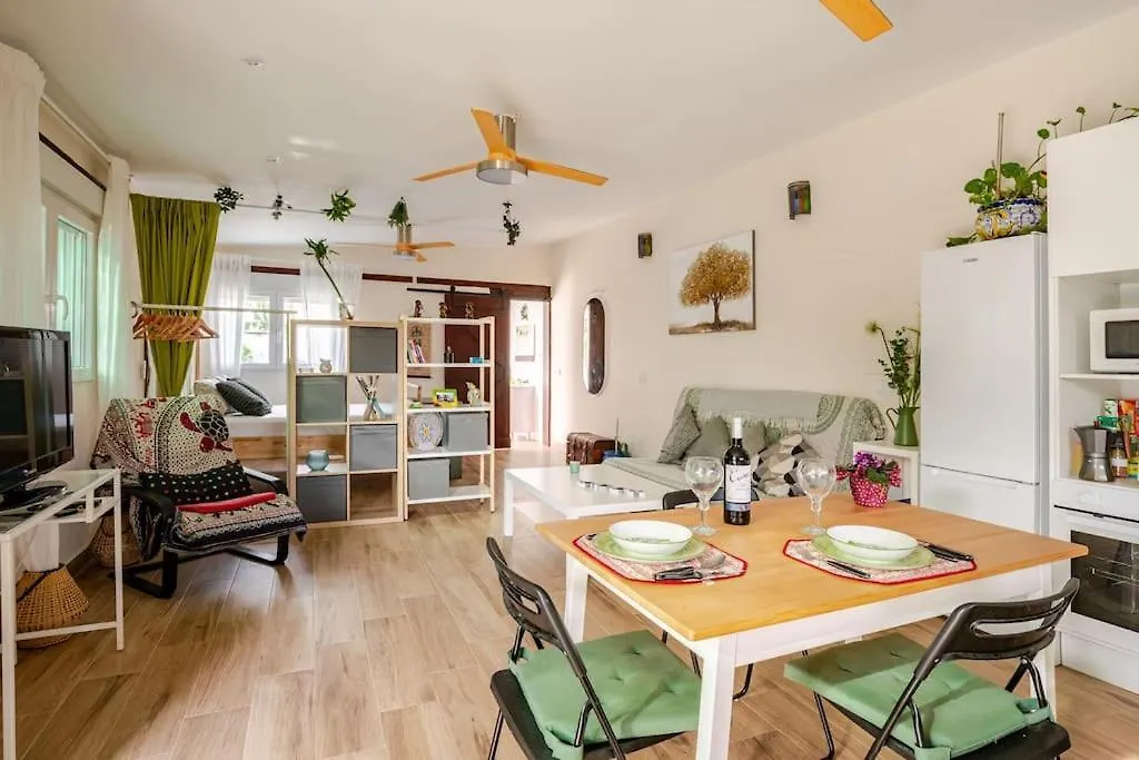 Guest House With Shared Pool. Coria del Río Spanien
