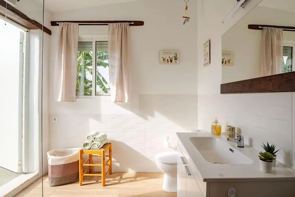 Guest House With Shared Pool. Coria del Río Apartment